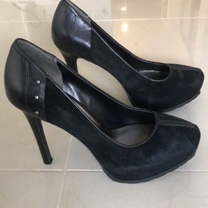 Auth. GUESS suede & leather pumps